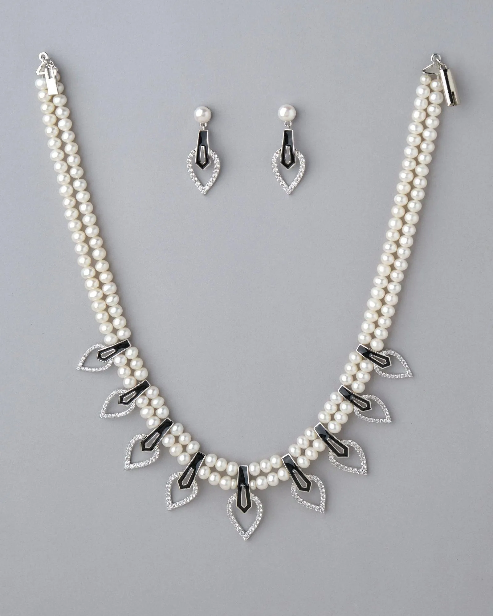 Artistic Leafy Pearl Necklace Set